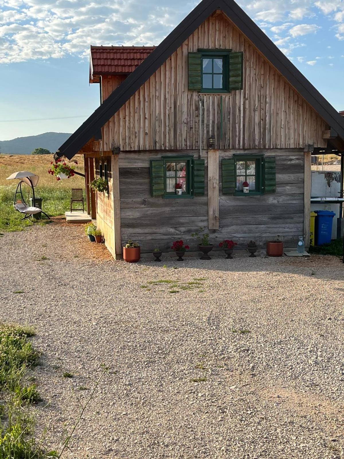Apartman Wooden House Ante Self Check - In And Check - Out